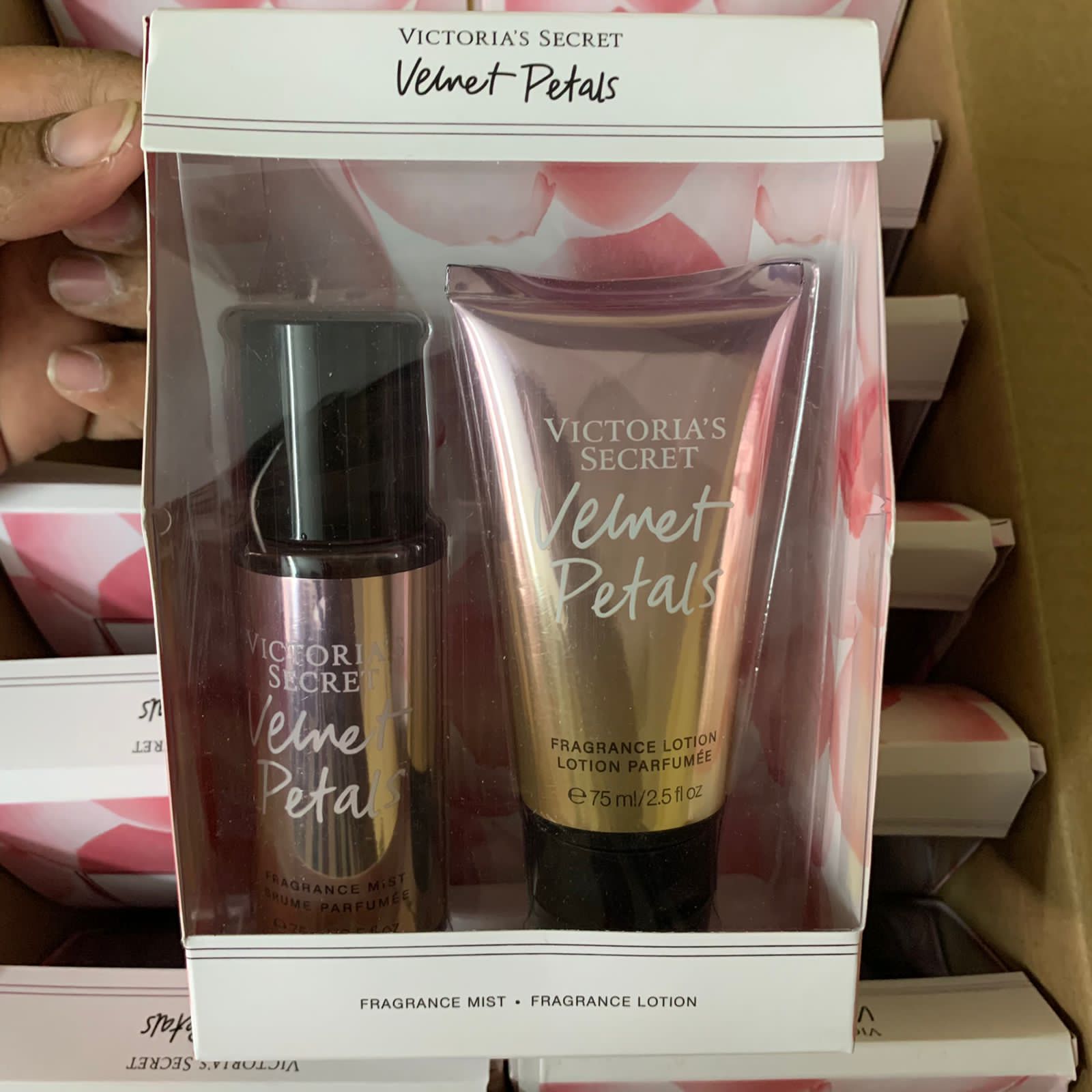 a77bd7aa-a9fe-4d13-a08d-837bb4eca1dd.jpg victoria secret Vemet petals Gift Set - Image 1